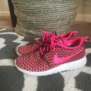 Nike Roshe Flyknits - Pink